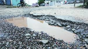 10km road crossing road; Problems while working for citizens | रस्ता वाहून गेल्याने १० कि.मी.चा वळसा; नागरिकांना वर्दळ करताना अडचणी 10km road crossing road; Problems while working for citizens | रस्ता वाहून गेल्याने १० कि.मी.चा वळसा; नागरिकांना वर्दळ करताना अडचणी