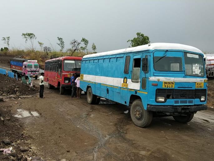 In the first rain; Traffic jam just because of the bus | पहिल्याच पावसात शेलुबाजार-मंगरुळपीर रस्ता जाम; बस फसल्याने वाहतूक ठप्प
