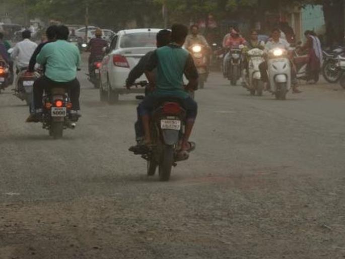 Construction of unpaved roads; Bandage on the eyes of the Municipal corporation | हद्दवाढ क्षेत्रात दर्जाहीन रस्त्यांचे निर्माण; मनपाच्या डोळ्यांवर पट्टी Construction of unpaved roads; Bandage on the eyes of the Municipal corporation | हद्दवाढ क्षेत्रात दर्जाहीन रस्त्यांचे निर्माण; मनपाच्या डोळ्यांवर पट्टी