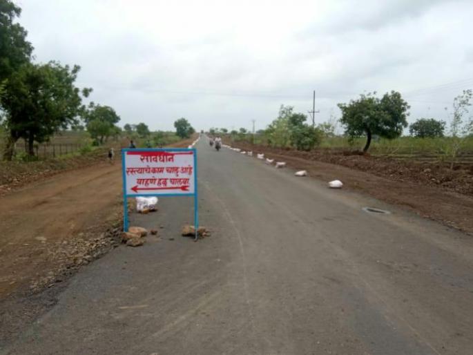 Digging at the same time both sides of the road | रस्त्याच्या दोन्ही बाजुने एकाच वेळी खोदकाम