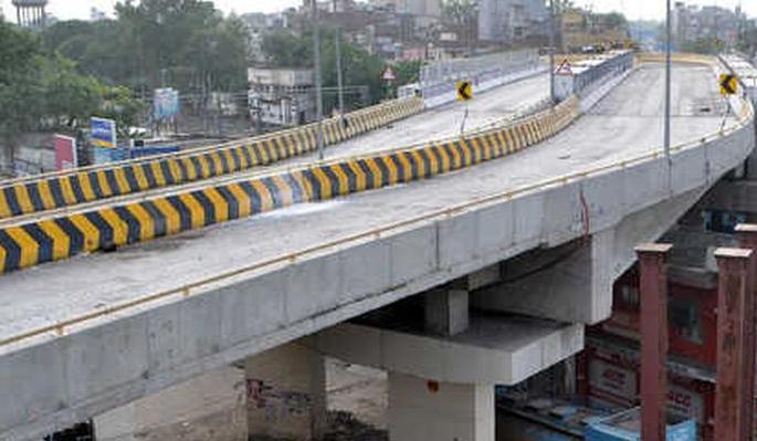 The narrow 'ROB' leads obstacles Shivar-Ridhora road widening work | अरुंद ‘आरओबी’ ठरतोय शिवर-रिधोरा चौपदरीकरणात अडसर The narrow 'ROB' leads obstacles Shivar-Ridhora road widening work | अरुंद ‘आरओबी’ ठरतोय शिवर-रिधोरा चौपदरीकरणात अडसर