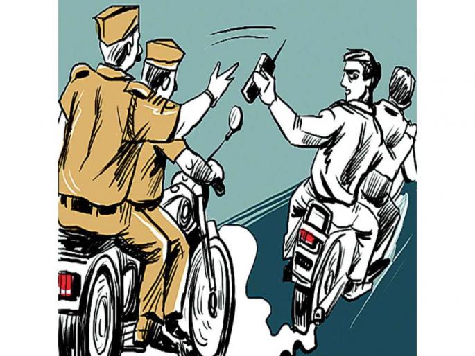 Police staged robbery and arrested the police | धूम स्टाईल लुटणारी टोळी केली पोलिसांनी अटक Police staged robbery and arrested the police | धूम स्टाईल लुटणारी टोळी केली पोलिसांनी अटक