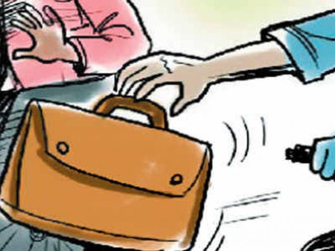 Robbed a passenger on the bus a give him a drug | गुंगीचे औषध देऊन बसमधील प्रवाशाला लुटले Robbed a passenger on the bus a give him a drug | गुंगीचे औषध देऊन बसमधील प्रवाशाला लुटले