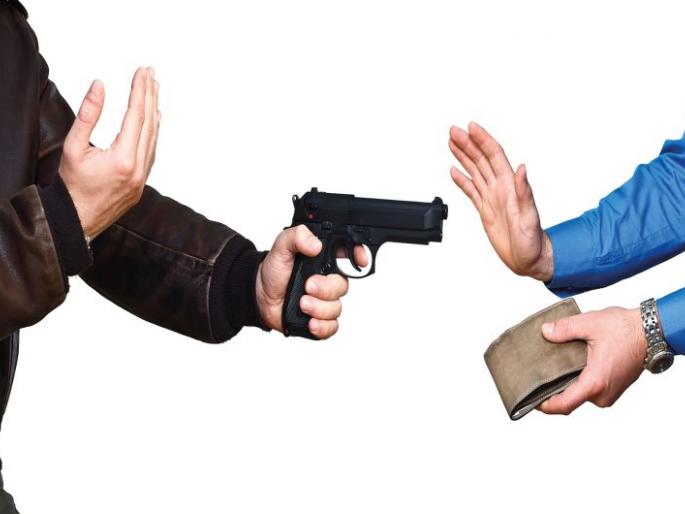 Robbed two men who took money from a savings group | बचत गटाचे पैसे घेऊन जाणाऱ्या दोघांना लुटले Robbed two men who took money from a savings group | बचत गटाचे पैसे घेऊन जाणाऱ्या दोघांना लुटले