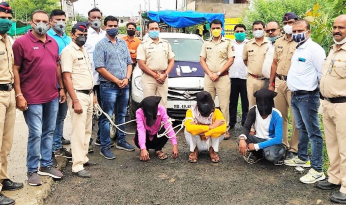 In Nagpur, a retired railway officer was robbed at knife point | नागपुरात चाकूच्या धाकावर निवृत्त रेल्वे अधिकाऱ्याला लुटले