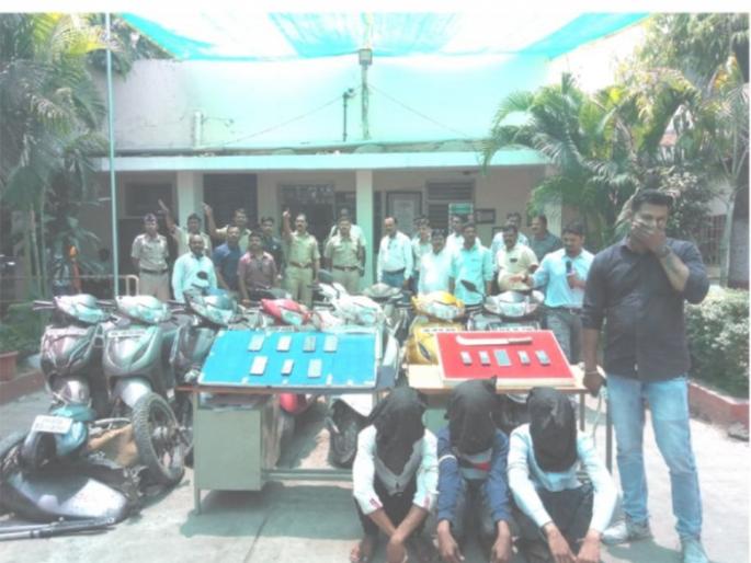 The gang robbery found in Nagpur | नागपुरात शस्त्रांच्या धाकावर लुटमार करणारी टोळी सापडली The gang robbery found in Nagpur | नागपुरात शस्त्रांच्या धाकावर लुटमार करणारी टोळी सापडली