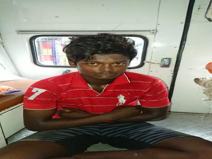 Citizens of the Ganapati Board handed over the book box to thieves | गणपती मंडळाची दान पेटी चोरणाऱ्याला नागरिकांनी केले पोलिसांच्या हवाली Citizens of the Ganapati Board handed over the book box to thieves | गणपती मंडळाची दान पेटी चोरणाऱ्याला नागरिकांनी केले पोलिसांच्या हवाली