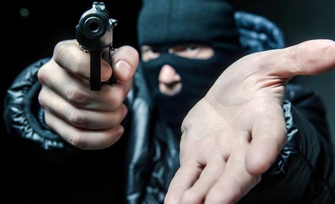 The event organizer was robbed by a pistol | पिस्तुलाच्या धाकावर इव्हेंट ऑर्गनायजरला लुटले