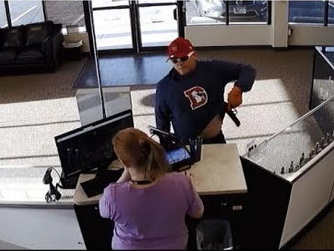 Viral Video : Robber fails in robbery after gun drops pant slips | Video : दरोडेखोराची भलतीच पंचाईत, पिस्तुल हातातून सुटली आणि पळताना पॅंटही घसरली! Viral Video : Robber fails in robbery after gun drops pant slips | Video : दरोडेखोराची भलतीच पंचाईत, पिस्तुल हातातून सुटली आणि पळताना पॅंटही घसरली!