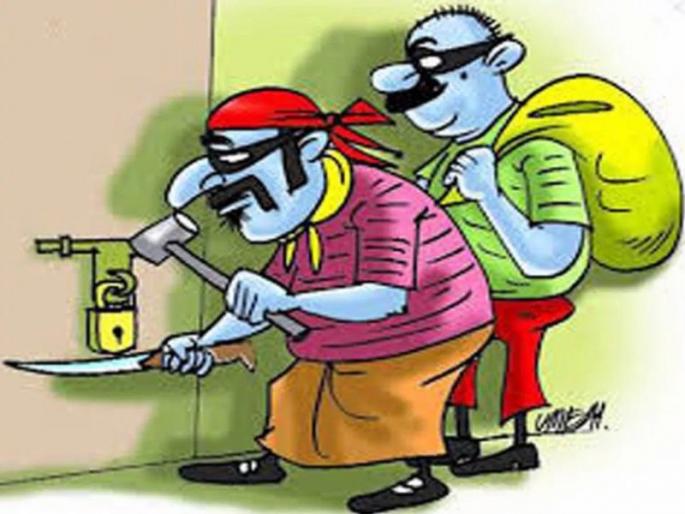 The robbers looted 3 lakhs after placing a sword on their necks | शेंदुर्णीत मानेवर तलवार ठेवत दरोडेखोरांनी ३ लाख लुटले The robbers looted 3 lakhs after placing a sword on their necks | शेंदुर्णीत मानेवर तलवार ठेवत दरोडेखोरांनी ३ लाख लुटले