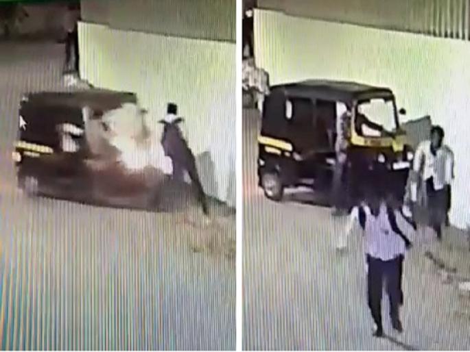 The rickshaw was thrown on the walker; Mobile escapes after beating | पादचाऱ्याच्या अंगावर रिक्षा घालून पाडले; मारहाण करून मोबाईल पळवला The rickshaw was thrown on the walker; Mobile escapes after beating | पादचाऱ्याच्या अंगावर रिक्षा घालून पाडले; मारहाण करून मोबाईल पळवला