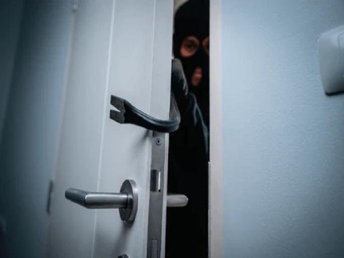 Hingoli: Family busy with son's wedding; Thieves break into house, loot worth Rs 6 lakh | Hingoli: कुटुंबीय मुलाच्या लग्नात व्यस्त; इकडे चोरट्यांनी घर फोडले, ६ लाखांचा ऐवज लंपास