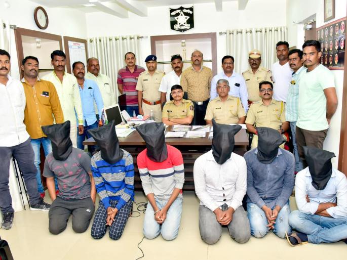 Three lacks robbery by fake accident, four arrested in Aurangabad | अपघाताचा बहाणा करून व्यापाऱ्याचे तीन लाख लुटले, चौघे अटकेत Three lacks robbery by fake accident, four arrested in Aurangabad | अपघाताचा बहाणा करून व्यापाऱ्याचे तीन लाख लुटले, चौघे अटकेत