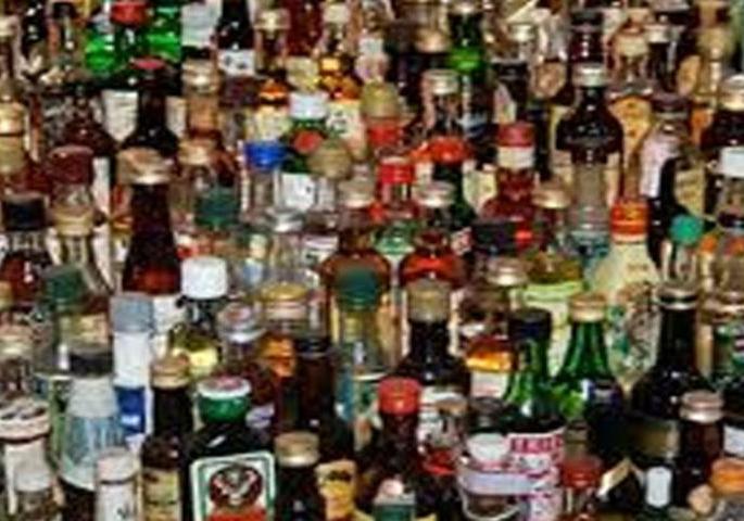 Robbery at a beer bar in Chikhali city; Liquor worth millions of rupees stolen | चिखली शहरातील बिअर बारवर दरोडा; लाखो रुपयांचा दारूसाठा लंपास Robbery at a beer bar in Chikhali city; Liquor worth millions of rupees stolen | चिखली शहरातील बिअर बारवर दरोडा; लाखो रुपयांचा दारूसाठा लंपास