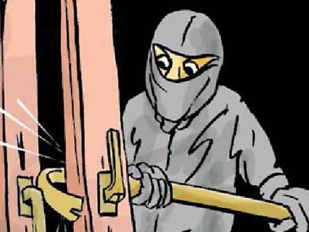 8.7 lakh cash, 13 kg silver arnoments looted by breaking Jinning's office | जिनिंगचे कार्यालय फोडून पावणे नऊ लाखांची रोकड, १३ किलो चांदी लंपास 8.7 lakh cash, 13 kg silver arnoments looted by breaking Jinning's office | जिनिंगचे कार्यालय फोडून पावणे नऊ लाखांची रोकड, १३ किलो चांदी लंपास