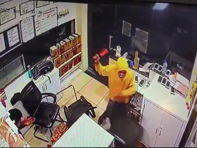 Robbery at petrol pump in Narhet; Looted cash by beating with ax; Two injured | नऱ्हेत पेट्रोल पंपावर दरोडा; कुऱ्हाडीने मारहाण करीत लुटली रोकड; दोनजण जखमी Robbery at petrol pump in Narhet; Looted cash by beating with ax; Two injured | नऱ्हेत पेट्रोल पंपावर दरोडा; कुऱ्हाडीने मारहाण करीत लुटली रोकड; दोनजण जखमी