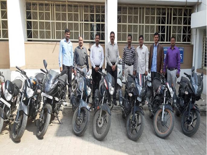 Two arrested for two-wheeler robbery; Police seized 12 motorcycles | मौजमस्तीसाठी दुचाकी चोरी करणारे दोघे अटकेत; पोलिसांकडून १२ मोटारसायकली जप्त Two arrested for two-wheeler robbery; Police seized 12 motorcycles | मौजमस्तीसाठी दुचाकी चोरी करणारे दोघे अटकेत; पोलिसांकडून १२ मोटारसायकली जप्त