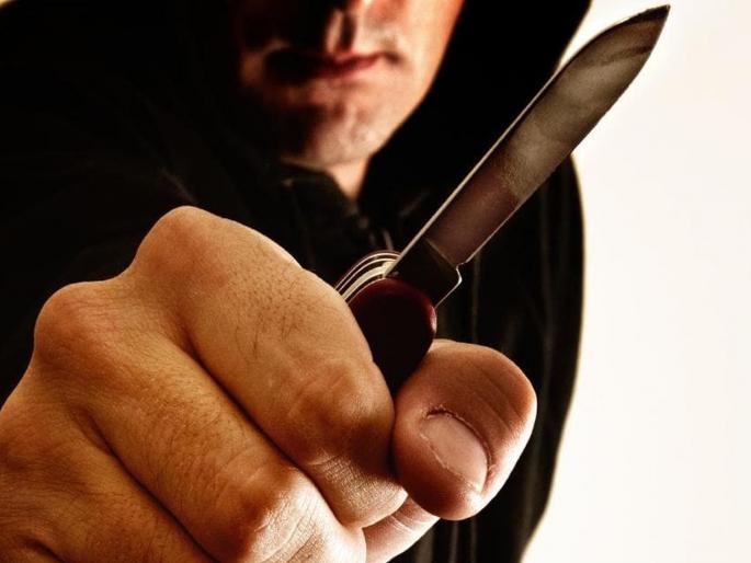 Trapped in a four-wheeler in broad daylight and robbed by a trader! | दिवसाढवळ्या चारचाकीत घुसून व्यापाऱ्याला लुटले ! Trapped in a four-wheeler in broad daylight and robbed by a trader! | दिवसाढवळ्या चारचाकीत घुसून व्यापाऱ्याला लुटले !