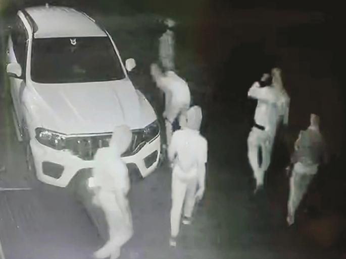 Robbers attack Chhatrapati Sambhaji Nagar; Father and daughter held a knife to their throats and robbed the women of their house of their jewellery | दरोडेखोरांचा धुमाकूळ; बाप-लेकाच्या गळ्याला चाकू लावून घरातील महिलांचे दागिने लुटले Robbers attack Chhatrapati Sambhaji Nagar; Father and daughter held a knife to their throats and robbed the women of their house of their jewellery | दरोडेखोरांचा धुमाकूळ; बाप-लेकाच्या गळ्याला चाकू लावून घरातील महिलांचे दागिने लुटले