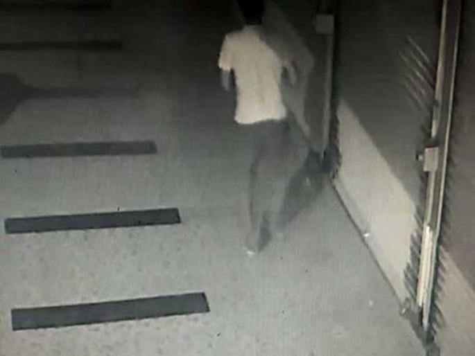 police arrested two after cctv of robbery in malad | सीसीटीव्हीतील 'ती' अपंग व्यक्ती निघाली चोर; १२ चोऱ्या करणारी जोडी अटकेत police arrested two after cctv of robbery in malad | सीसीटीव्हीतील 'ती' अपंग व्यक्ती निघाली चोर; १२ चोऱ्या करणारी जोडी अटकेत