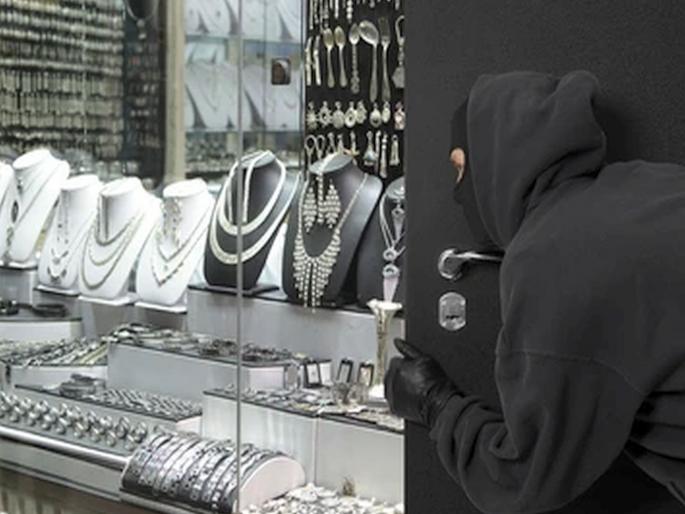 Looting at a jeweler's shop in broad daylight in Ghatkopar after a robbery | शिवडी पाठोपाठ घाटकोपरमध्ये भरदिवसा ज्वेलर्स दुकानात लूट Looting at a jeweler's shop in broad daylight in Ghatkopar after a robbery | शिवडी पाठोपाठ घाटकोपरमध्ये भरदिवसा ज्वेलर्स दुकानात लूट