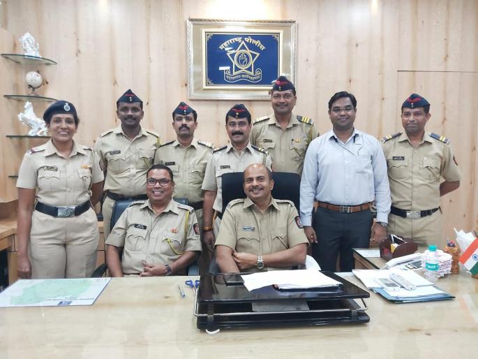 77 mobiles return by police which were stolen within one month | एका महिन्यात चोरीस गेलेले ७७ मोबाईल पोलिसांनी केले परत