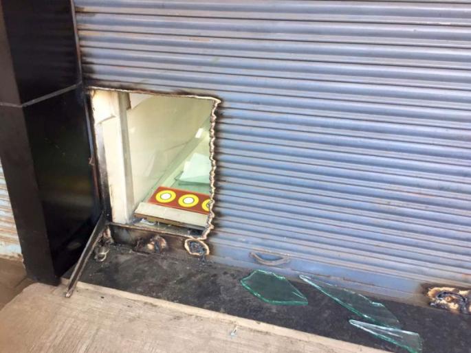 Pethenagar: Robbery of Rs 5 lakh by cutting the shutters with a gas cutter | पेठेनगर : चादरीचा आडोसा धरत गॅस कटरने शटर कापून पाच लाखांची लूट