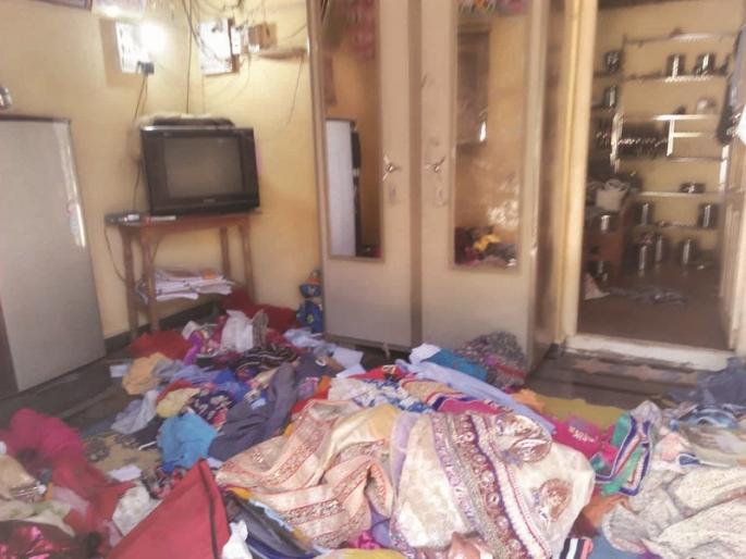 Armed robbery in Ganpur; The elderly beat up the couple and looted their money | गणपूरमध्ये सशस्त्र दरोडा; वृद्ध दाम्पत्याला मारहाण करून ऐवज पळवला  Armed robbery in Ganpur; The elderly beat up the couple and looted their money | गणपूरमध्ये सशस्त्र दरोडा; वृद्ध दाम्पत्याला मारहाण करून ऐवज पळवला