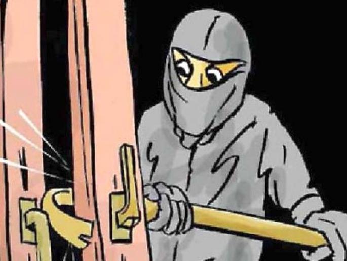 Shocking! robbery in economic offence wing police offier's house | धक्कादायक! आर्थिक गुन्हे शाखेच्या दोन अधिकाऱ्यांच्या घरातच चोरी Shocking! robbery in economic offence wing police offier's house | धक्कादायक! आर्थिक गुन्हे शाखेच्या दोन अधिकाऱ्यांच्या घरातच चोरी