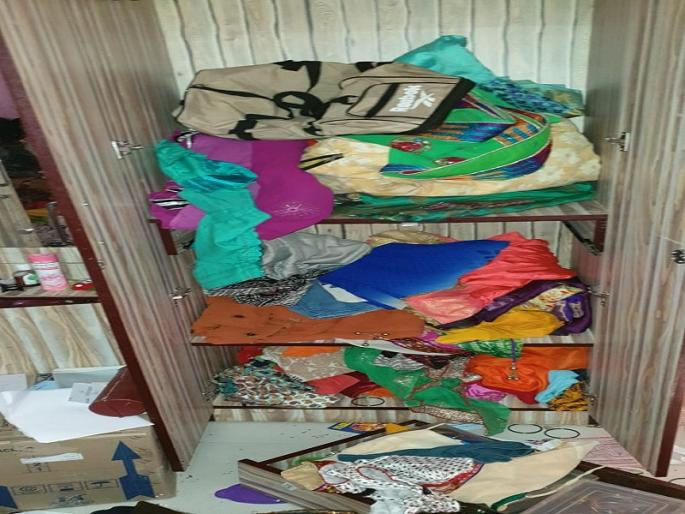 robbery in pathari;millions looted | पाथरीतील चोरट्यांचा धुमाकूळ; महिलांना मारहाण करत लाखोचा ऐवज लुटला robbery in pathari;millions looted | पाथरीतील चोरट्यांचा धुमाकूळ; महिलांना मारहाण करत लाखोचा ऐवज लुटला