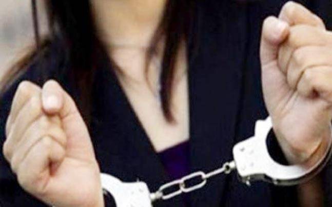 Burglary in 9 houses including former MLA; Rs 60 lakh theft by use 8 fake names up to Rs 60 lakh; Woman arrested from Tamil Nadu | माजी आमदारांसह ९ घरात चोऱ्या; ८ नावांनी लुटले तब्बल ६० लाख; तामिळनाडुतून महिलेला अटक