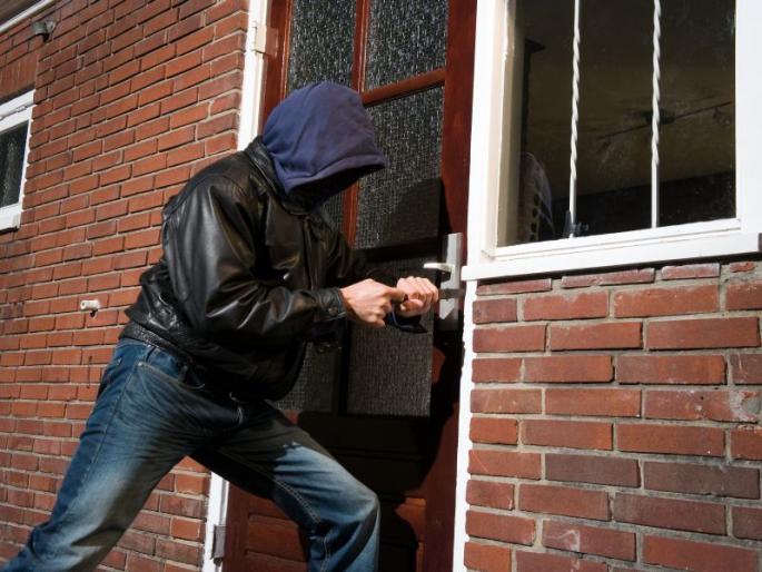 The old mother's hands were tied and held hostage; Robbery at the home of an army officer | वृद्ध आईचे हात बांधून बंधक बनविले; सैन्यदलाच्या अधिकाऱ्याच्या घरी दरोडा The old mother's hands were tied and held hostage; Robbery at the home of an army officer | वृद्ध आईचे हात बांधून बंधक बनविले; सैन्यदलाच्या अधिकाऱ्याच्या घरी दरोडा
