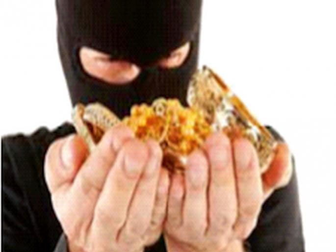 Robbery at Satrasta Rishabh Jewelers goods worth Rs. 1.93 crores looted | दागिने घेण्यासाठी आले अन्...; सातरस्त्याच्या रिषभ ज्वेलर्सवर दरोडा, १.९३ कोटींचा ऐवज लंपास Robbery at Satrasta Rishabh Jewelers goods worth Rs. 1.93 crores looted | दागिने घेण्यासाठी आले अन्...; सातरस्त्याच्या रिषभ ज्वेलर्सवर दरोडा, १.९३ कोटींचा ऐवज लंपास