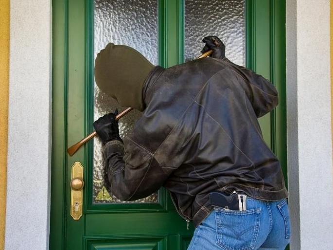 Robbery in sindhi camp Akola | सिंधी कॅम्पमध्ये घरफोडी; साडेतीन लाखांची रोकड अन् दागिने पळविले