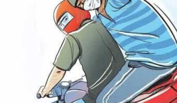 Accused caught by Citizens for stealing a woman's cash and mobile by force | महिलेची रोकड आणि मोबाइल जबरीने चोरणा-यास नागरिकांनी रंगेहाथ पकडले Accused caught by Citizens for stealing a woman's cash and mobile by force | महिलेची रोकड आणि मोबाइल जबरीने चोरणा-यास नागरिकांनी रंगेहाथ पकडले