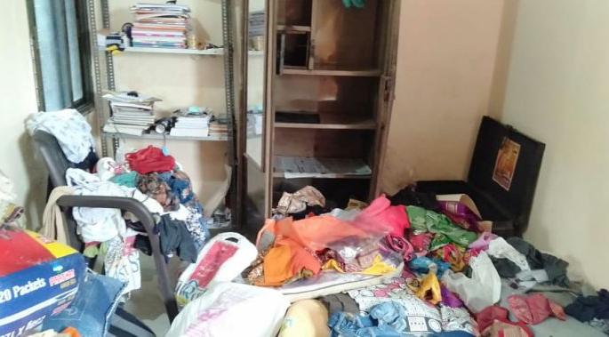 Theft in Kokalgam; ornaments worth Three lakhs thept | कोकलगावात चोरी; साडेतीन लाखांचा मुद्देमाल लंपास! Theft in Kokalgam; ornaments worth Three lakhs thept | कोकलगावात चोरी; साडेतीन लाखांचा मुद्देमाल लंपास!