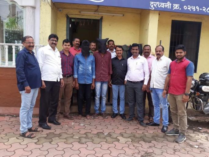 Two robbers has robbed a wine shop worker | वाईन शॉप कामगाराला लूटणारे दोन दरोडेखोर गजाआड Two robbers has robbed a wine shop worker | वाईन शॉप कामगाराला लूटणारे दोन दरोडेखोर गजाआड