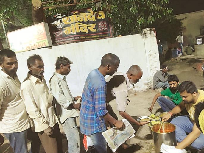 Robinhood Army of Youth Delivers Food to 95 Thousands Hungry people | ९५ हजार भुकेलेल्यांना अन्न पोहोचविणारी युवकांची ‘रॉबिनहुड आर्मी’ Robinhood Army of Youth Delivers Food to 95 Thousands Hungry people | ९५ हजार भुकेलेल्यांना अन्न पोहोचविणारी युवकांची ‘रॉबिनहुड आर्मी’