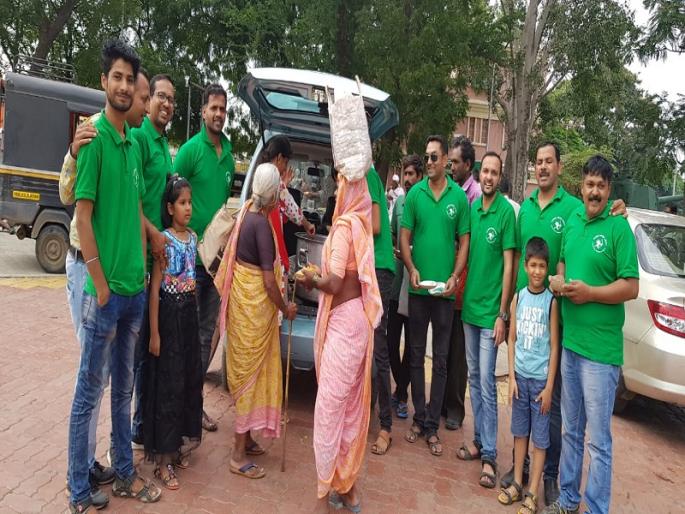 RobinHood Army serving the hungry of the poor | गरिबांची भूक भागविणारी रॉबिनहूड आर्मी