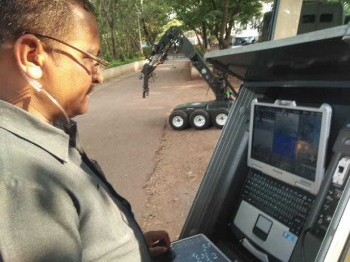 Robot who defused bomb enters in Pune Police governance | बाॅम्ब निकामी करणारा अत्याधुनिक राेबाे पुण्यात दाखल    Robot who defused bomb enters in Pune Police governance | बाॅम्ब निकामी करणारा अत्याधुनिक राेबाे पुण्यात दाखल