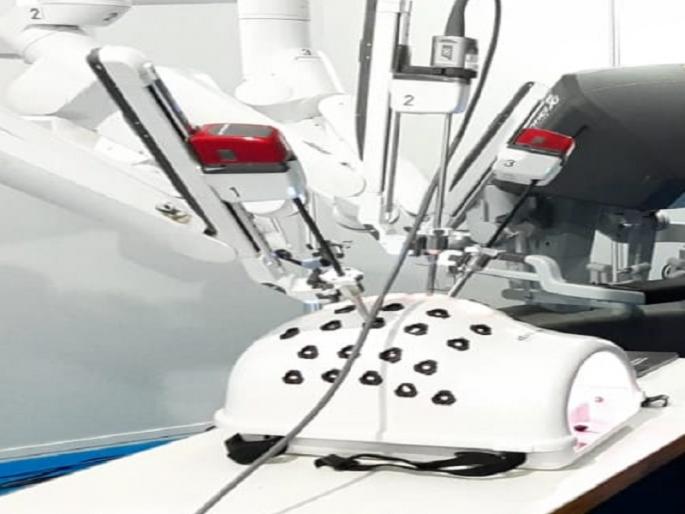 The only surgical robot attraction in the world at the Surgery Conference in Aurangabad | औरंगाबादेत शस्त्रक्रियातज्ज्ञांच्या परिषदेत जगातील एकमेव सर्जिकल रोबोचे आकर्षण The only surgical robot attraction in the world at the Surgery Conference in Aurangabad | औरंगाबादेत शस्त्रक्रियातज्ज्ञांच्या परिषदेत जगातील एकमेव सर्जिकल रोबोचे आकर्षण