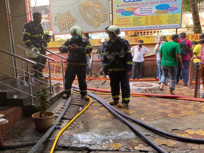 Robot Extinguished fires shopping center at Borivali; Lots of smoke is the biggest obstacle | रोबोने विझविली बोरिवली येथील शॉपिंग सेंटरची आग; धुराचे लोट सर्वात मोठा अडथळा Robot Extinguished fires shopping center at Borivali; Lots of smoke is the biggest obstacle | रोबोने विझविली बोरिवली येथील शॉपिंग सेंटरची आग; धुराचे लोट सर्वात मोठा अडथळा