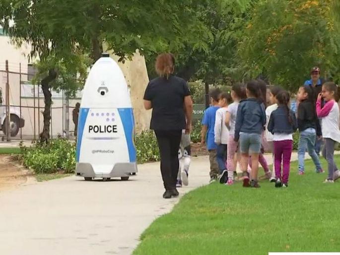 HProbocop petroling at huntington park provide additional surveillance | 'या' देशात रोबोट करतो पोलिसांचं काम, सुरक्षेसोबतच करतो लोकांची मदत!