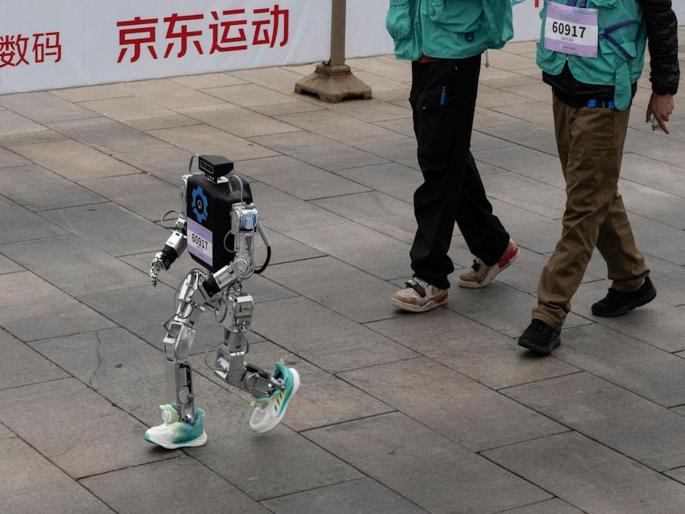 20 robots ran alongside 12,000 humans; who finally won the marathon? | १२ हजार माणसांबरोबर धावले २० रोबोट्स; अखेरीस मॅरेथॉन स्पर्धेत जिंकलं कोण? 20 robots ran alongside 12,000 humans; who finally won the marathon? | १२ हजार माणसांबरोबर धावले २० रोबोट्स; अखेरीस मॅरेथॉन स्पर्धेत जिंकलं कोण?