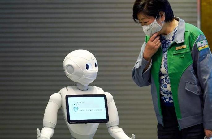 Japan debuts Robots in hotels to handle corona | ‘पेपर’ नावाचा रोबोट घेणार कोरोना रुग्णांची काळजी Japan debuts Robots in hotels to handle corona | ‘पेपर’ नावाचा रोबोट घेणार कोरोना रुग्णांची काळजी