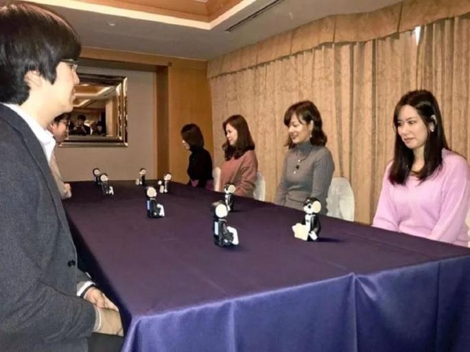 Robots is making pairs for marriage in japan | बाबो! इथे रोबोट जुळवतात मुला-मुलींचं लग्न, पत्रिका बघणे झाली जुनी गोष्ट!  Robots is making pairs for marriage in japan | बाबो! इथे रोबोट जुळवतात मुला-मुलींचं लग्न, पत्रिका बघणे झाली जुनी गोष्ट!