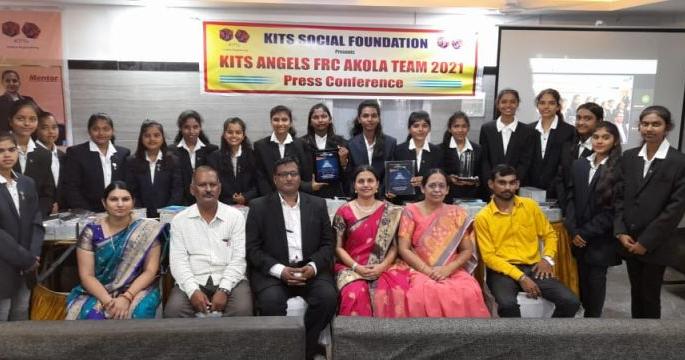 Akola Girl student shine in International Robotics Competition | आंतरराष्ट्रीय रोबोटिक्स स्पर्धेत विद्यार्थिनींची गरुड झेप Akola Girl student shine in International Robotics Competition | आंतरराष्ट्रीय रोबोटिक्स स्पर्धेत विद्यार्थिनींची गरुड झेप