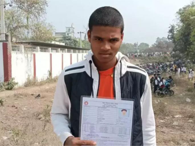 viral news this boy is giving exam alone among 5 thousand girls in gaya bihar | गजब मजबूरी है! ५००० विद्यार्थिनींमध्ये बसून एकटाच मुलगा देतोय परीक्षा; नेमकं प्रकरण काय? viral news this boy is giving exam alone among 5 thousand girls in gaya bihar | गजब मजबूरी है! ५००० विद्यार्थिनींमध्ये बसून एकटाच मुलगा देतोय परीक्षा; नेमकं प्रकरण काय?