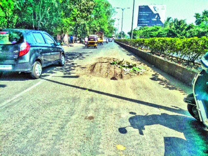 Ignore the pit; Three arrested with engineers | खड्डा बुजविण्याकडे दुर्लक्ष; अभियंत्यांसह तिघांना अटक Ignore the pit; Three arrested with engineers | खड्डा बुजविण्याकडे दुर्लक्ष; अभियंत्यांसह तिघांना अटक