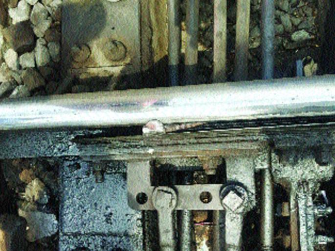 Iron rod attached to the track, trying to make railway accidents | रेल्वेचा अपघात घडवण्याचा प्रयत्न, ट्रॅकमध्ये अडकवला लोखंडी रॉड Iron rod attached to the track, trying to make railway accidents | रेल्वेचा अपघात घडवण्याचा प्रयत्न, ट्रॅकमध्ये अडकवला लोखंडी रॉड